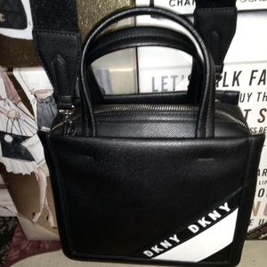 DKNY CROSSBODY BAG NWOT